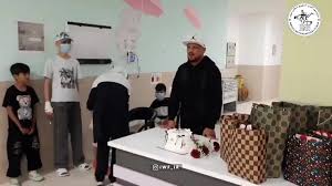اقدام توجه‌برانگیز قهرمان کشتی در دیدار با کودکان سرطانی