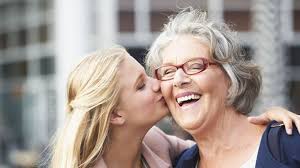 Resultado de imagen para ancianos con jovenes