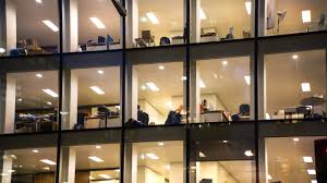 De middenmanager is plots een bedreigde soort