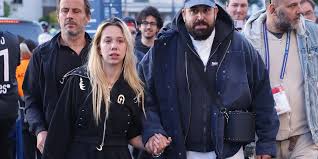 Baiser, main dans la main… Ces tendres gestes de Kim Higelin et Artus confirment leur histoire d’amour