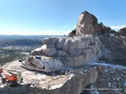 Can you see the Carver on the top of Crazy Horse's Hand continuing torch detail work in this #MountainMonday pH๏τo? We hope this image serves as a reminder of the scale involved