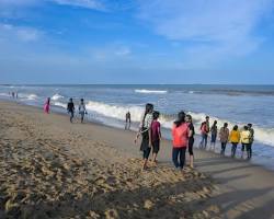 Hình ảnh về People enjoying activities at Chennai Marina Beach