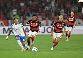 Dínamo de Moscou negocia a contratação de Plata, do Flamengo