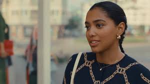 Ayana Doucouré over het einde van ‘Knokke Off’: ‘Het besef dat dit mogelijk het mooiste project van mijn twintigerjaren was, maakt me soms wel verdrietig. ‘Hoe raak ik hier ooit nog overheen?’’