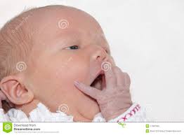 Neonata appena nata che sbadiglia - neonata-appena-nata-che-sbadiglia-17987009