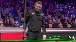 'Absolutely incandescent with rage' - Mark Selby smashes cue as snooker commentators left stunned it's not broken