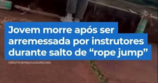 Jovem morre após ser arremessada por instrutores durante salto de “rope jump” #BalançoGeral #Shorts