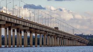 Motorista que cruza a ponte de 3,6 km entre Mundo Novo e Guaíra encontra a passagem fechada das 20h às 4h até o fim de outubro, numa travessia que recebe 8 mil veículos por dia