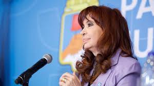 Cristina Kirchner denuncia persecución y advierte sobre el poder económico - Imagen ilustrativa del artículo