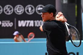 Jannik Sinner e Lorenzo Musetti debuttano a Madrid. Tyra Grant per continuare la scalata