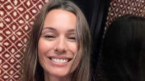 Pampita sorprende a sus fans con un gesto inesperado en la calle - Imagen principal del artículo