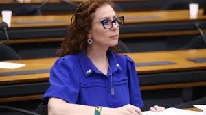 Moraes manda executar extradição de Carla Zambelli