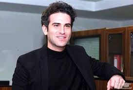 نگاهی به تیپ جالب هوتن شکیبا با هدبند و مدل موی منحصر به فرد