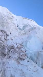 Glacier blocks route to Everest summit