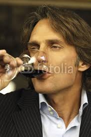 uomo che beve un bicchiere di <b>vino rosso</b> - 400_F_21458812_yhmntx3ptb6NL22VzsYEFW4a7cyFC8U1