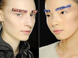 Si Vuitton nous a amenés en voyage avec son train bleu lors de son défilé, la maison Chanel nous fait découvrir le maquillage du futur. - bejeweled-eyebrows-3