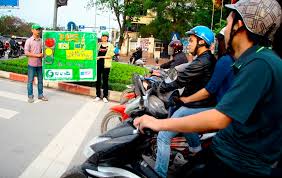 Kết quả hình ảnh cho dừng đèn đỏ khi đi xe máy