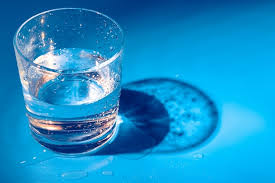 A glass with water drops on a dark blue close up | Premium Photo
