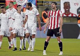 Los errores defensivos alargan la agonía en el Reino