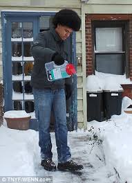 Résultat de recherche d'images pour "de blasio shovel"