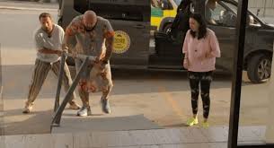 Cătălin Zmărăndescu a rupt o balustradă și s-a plimbat cu ea prin spital la Power Couple, la proba „Au, mami!”