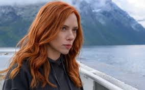 Scarlett Johansson critica pressão estética em Hollywood