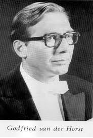Op 22 oktober 1974 staat Godfried van der Horst voor het eerst voor het koor. Evenals Jos Vranken wilde ook hij eerst bekijken of het koor nog die allure ... - 15-Horst1974