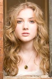 Andie Bates Image Personnage joué par Skyler Samuels Dans la série : Andie est lycéenne et un succube. Elle vient de Seattle et vit aux Gates depuis 3 ans ... - TheGates_LesPersonnages_AndieBates