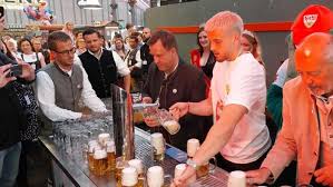 Stürmer des VfB Stuttgart: Im Video – Ermedin Demirovic macht am Zapfhahn VfB-Fans glücklich