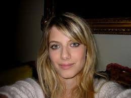 Mélanie Laurent es hija de un actor de doblaje francés (reconocido por ser la versión en francés de Homero Simpson) y de una profesora de baile. - melanie_laurent-2