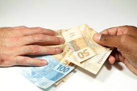 Trabalhadores que estavam na ativa em 2024 vão receber bônus de R$ 1.621,00 nesta segunda-feira (17/08)