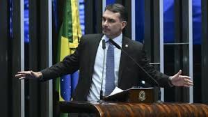 Em breve vocês saberão com quem será a reunião na Casa Branca, diz Flávio