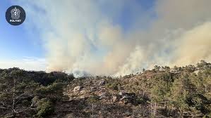 Skogbrann sprer seg i Fitjar: 15 boliger evakuert