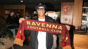 Ronaldinho desembarca para apresentação oficial como jogador de novo clube aos 46 anos