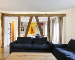 Image de poutres apparentes et plinthes anciennes appartement parisien libre de droit