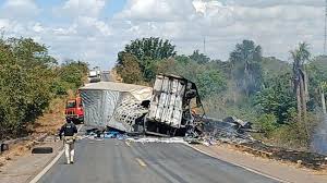 Acidente entre carretas deixa mortos e bloqueia BR-153 em Colinas do Tocantins