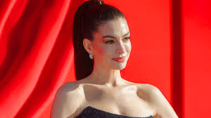Anne Hathaway está resistindo a assinar contrato para 'O Diabo Veste Prada 3' por medo de novo cancelamento dos fãs, diz site