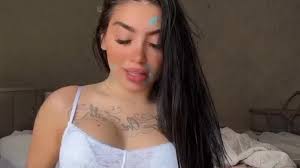 MC Mirella Incendeia a Web! Rebolado de Fio-Dental Viraliza! 🔥