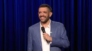 Francesco De Carlo al Tonight Show di Fallon: lo stand up su mafia, migranti e guerra negli Usa di Trump