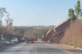 Carreta sai da pista e fica presa em barranco após acidente na BR-040