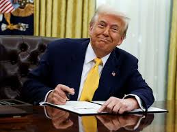 Trump's Pardon Spree: Loyalty Rewarded? - Imagen principal del artículo