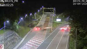 VÍDEO: Carreta descontrolada faz zigue-zague antes de tombar em área de escape da BR-376