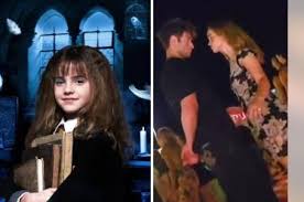 Emma Watson le pone “sabor” a la noche: es captada bailando con un joven en Ibiza