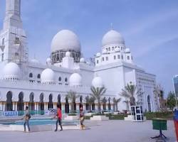 Gambar Masjid Raya Sheikh Zayed Solo tampak depan dengan kubah megah dan menara