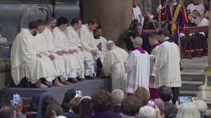 Papa León XIV lava pies a sacerdotes en el Vaticano durante el Jueves Santo