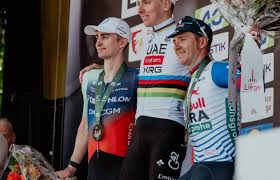 Super fine for Pogacar for his world champion jersey on the podium in Liège