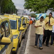 Ministro do Trabalho diz a taxistas que governo Lula avalia linha de crédito para renovação da frota