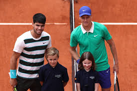 Carlos Alcaraz e Jannik Sinner: Battaglie d’Amore sul Campo da Tennis del 2025