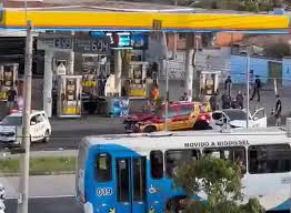 Batida entre carro e viatura do Corpo de Bombeiros deixa quatro feridos