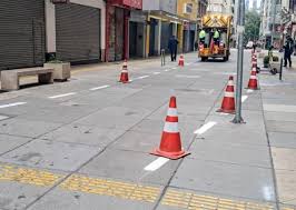 Faixa exclusiva para veículos de emergência é instalada no Centro de Porto Alegre